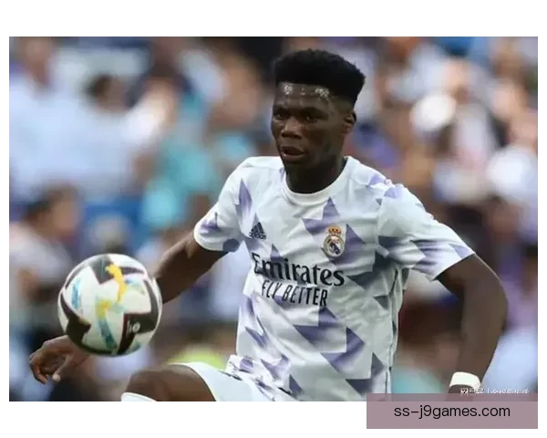 奥雷利安·楚阿梅尼在皇马防线受困时临危受命客串中后卫表现无懈可击