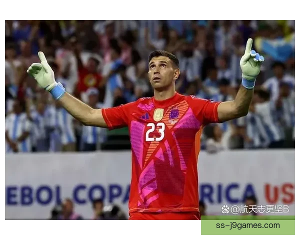 大马丁在维拉连场惊艳扑救荣获雅辛奖荣耀时刻